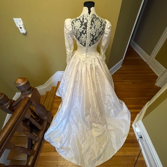 Wedding gown - Picture 7 of 11